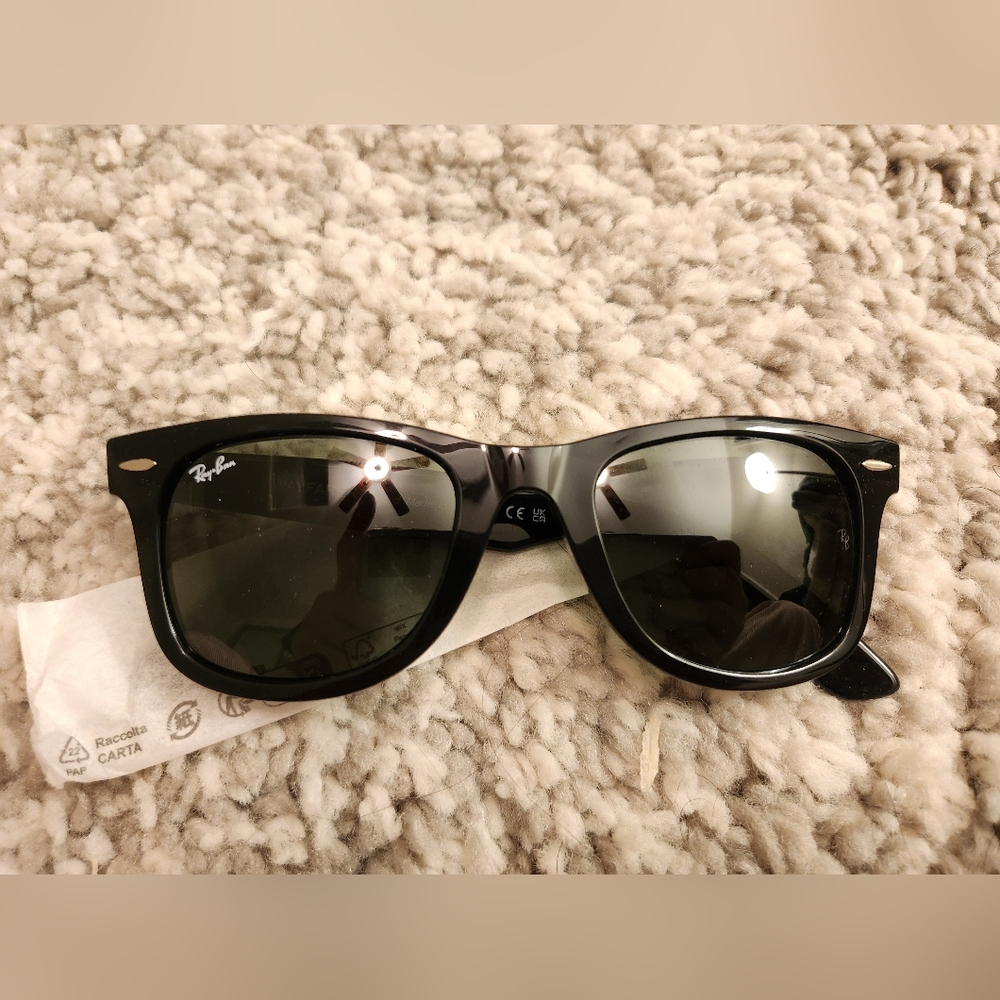 Ray-Ban Black Wayfarer Classic Sunglasses - Picture 6 of 9